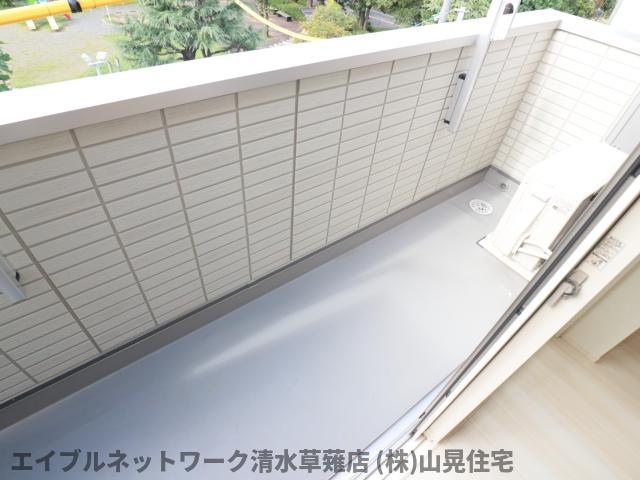 バルコニー　暖かな日差しのふりそそぐバルコニー