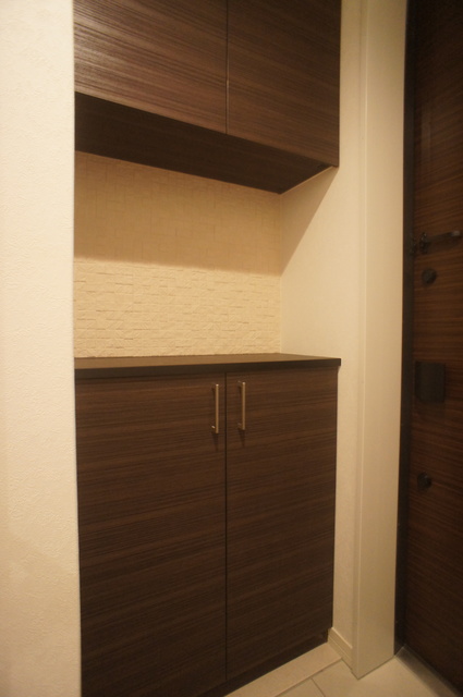 玄関　玄関には大きな下駄箱があるのでいつでもスッキリ片付きます！