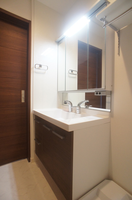 洗面設備　洗面台は洗髪洗面化粧台タイプ！おでかけ準備もラクラク☆