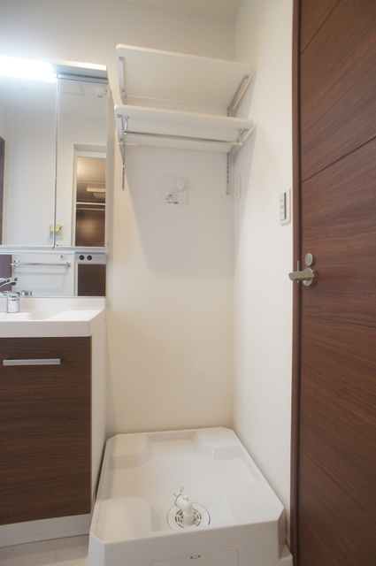 その他　上部収納棚あり！室内洗濯機置き場です♪