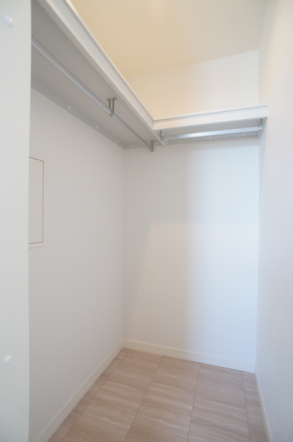 収納　ウォークインクローゼット収納！室内を広くご活用いただけます。