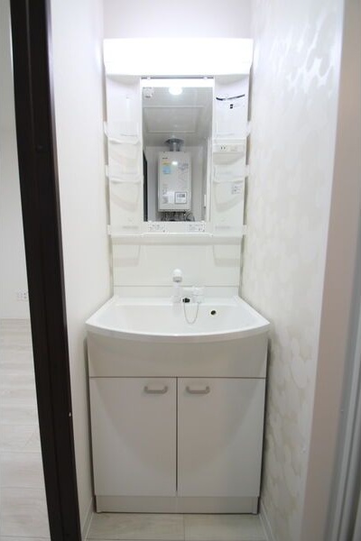 洗面設備　朝の身支度に便利な洗面台です♪