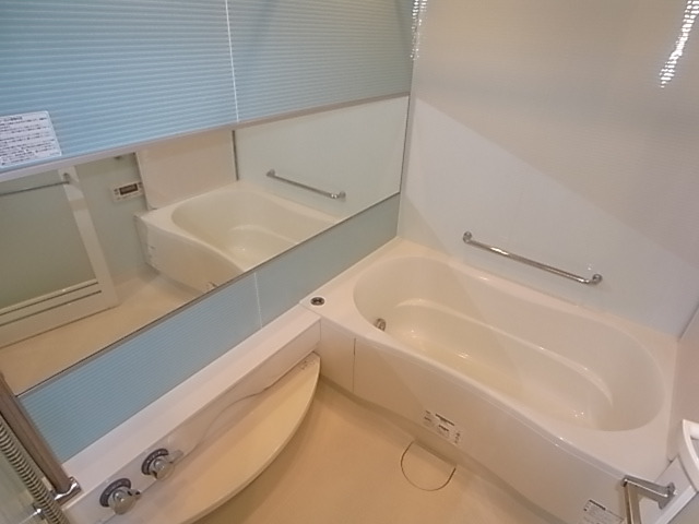 バス・シャワールーム　浴室乾燥機付きのバスルーム