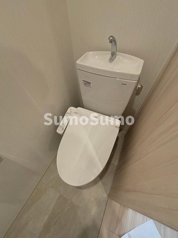 トイレ　落ち着いた色調のトイレです