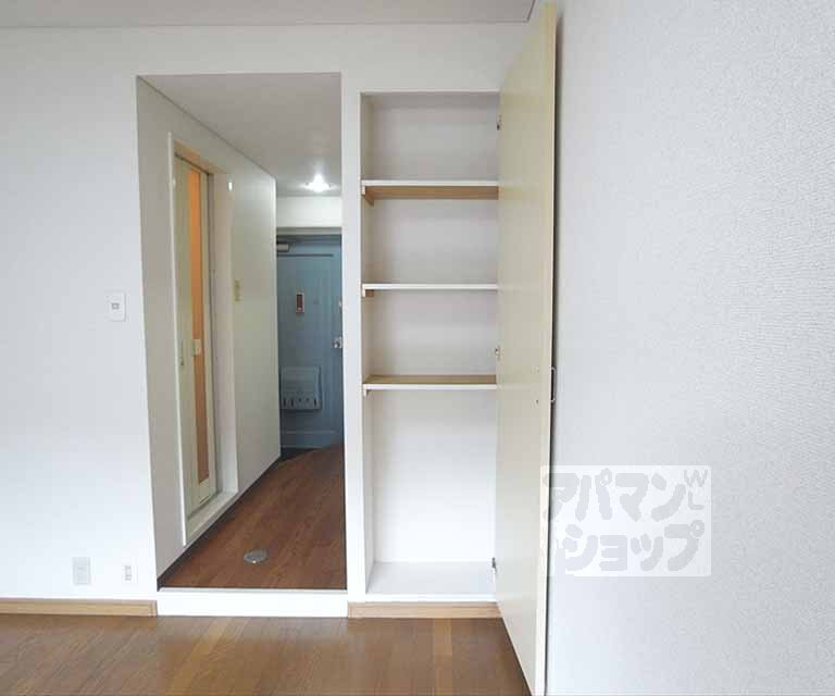 収納　洋室内に収納が有ります