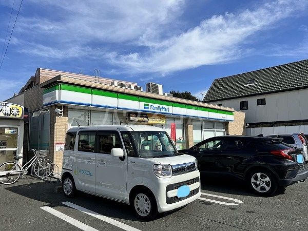 コンビニ　ファミリーマート 豊川四ツ谷町店（コンビニ）まで123m