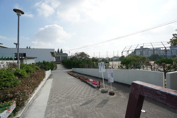 中学校　吹田市立片山中学校（中学校）まで1158m