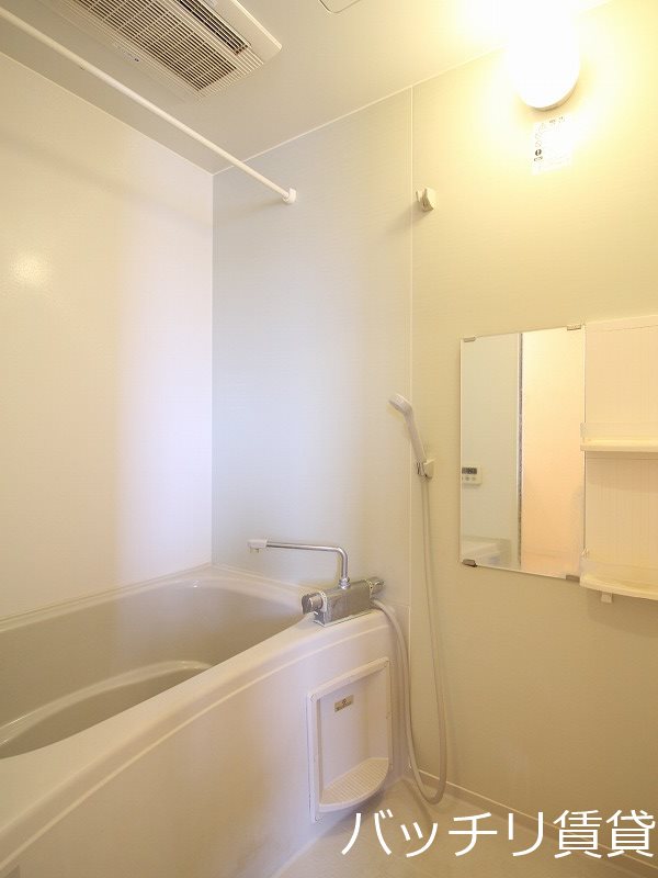 バス・シャワールーム　写真は別号室の為、現状優先になります。
