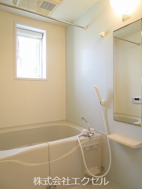 バス・シャワールーム　窓付きで開放感のある浴室です。