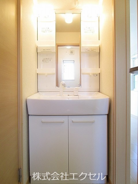 洗面設備　便利な独立洗面台です。