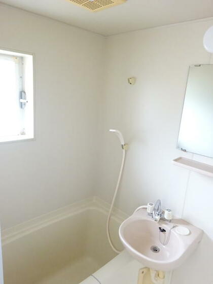 バス・シャワールーム　洗面台付お風呂♪　小窓付きです。