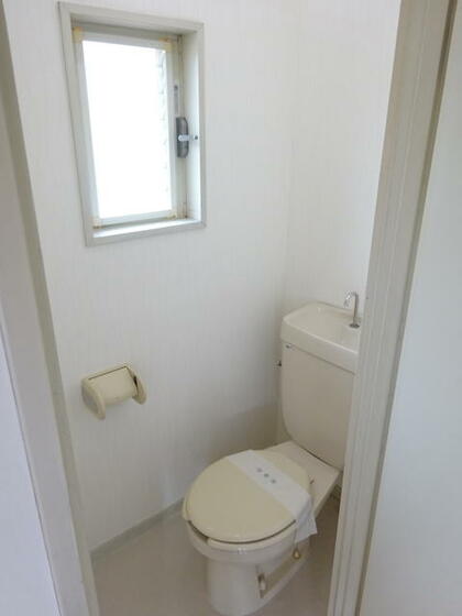 トイレ　トイレにも小窓が御座います☆