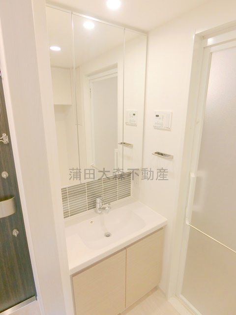 洗面設備　洗面脱衣所　3面鏡の独立洗面台　鏡内に収納スペース