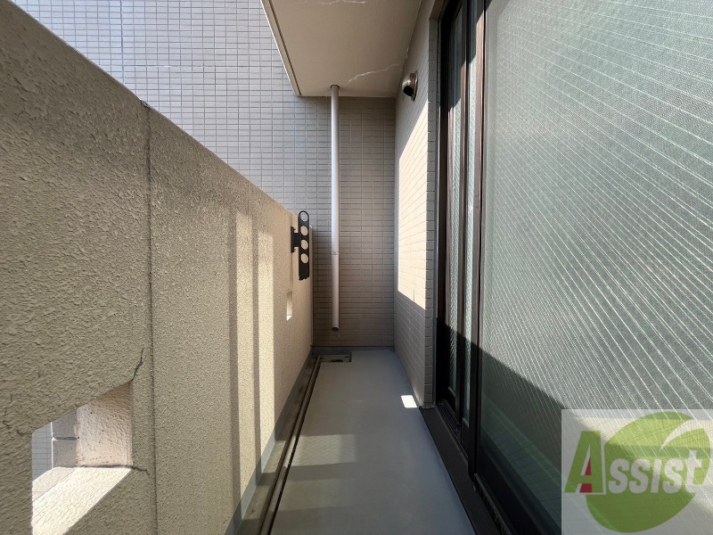 バルコニー　バルコニーです。洗濯物を干すもよし、一息つくもよしですね。