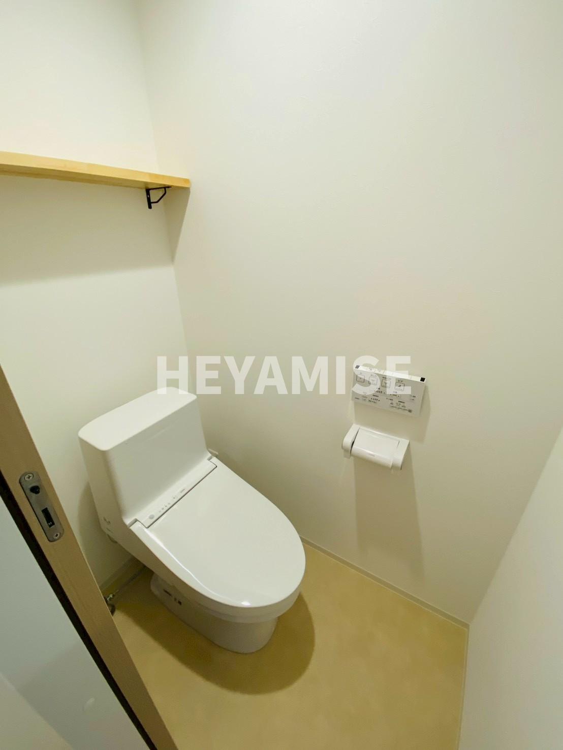 トイレ　建築途中のお部屋の写真となります。