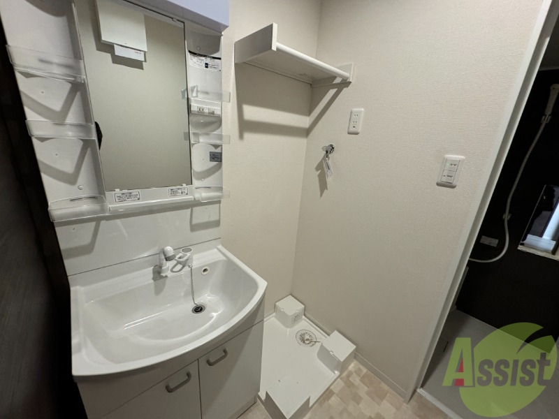 洗面設備　洗面台は収納がたっぷりです。物が多い人でも問題ございません。