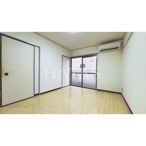 居室・リビング　室内写真は原状回復工事前の写真となります