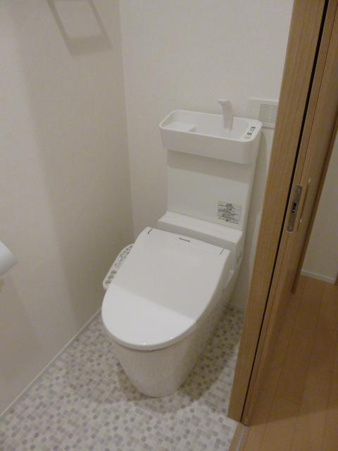 トイレ　温水洗浄便座ついています