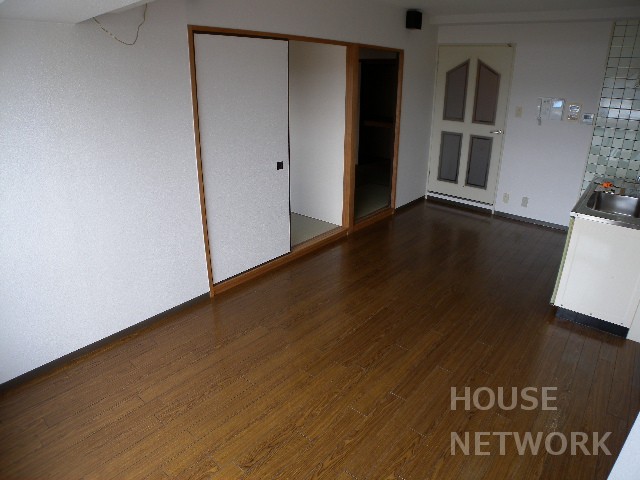 居室・リビング　阪急西京極駅から徒歩5分。