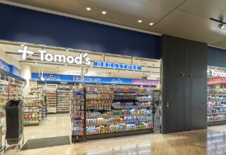 ドラックストア　トモズ虎ノ門ヒルズ森タワー店（ドラッグストア）まで100m