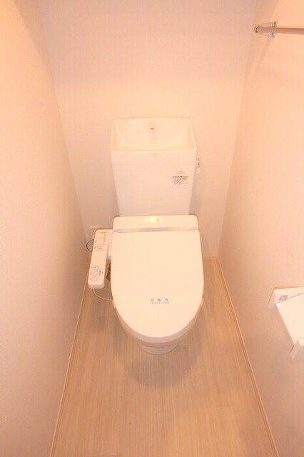 トイレ　温水洗浄暖房便座