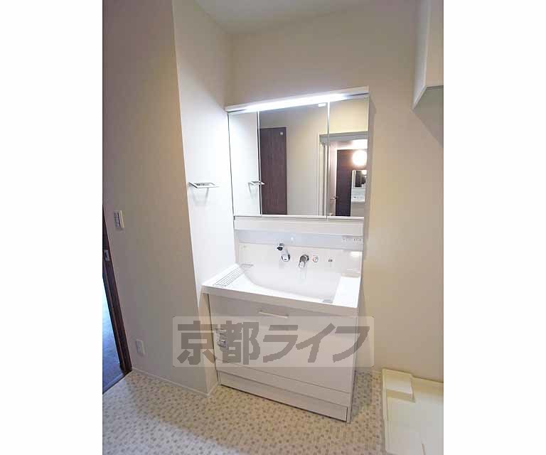 洗面設備　便利な洗面台です。