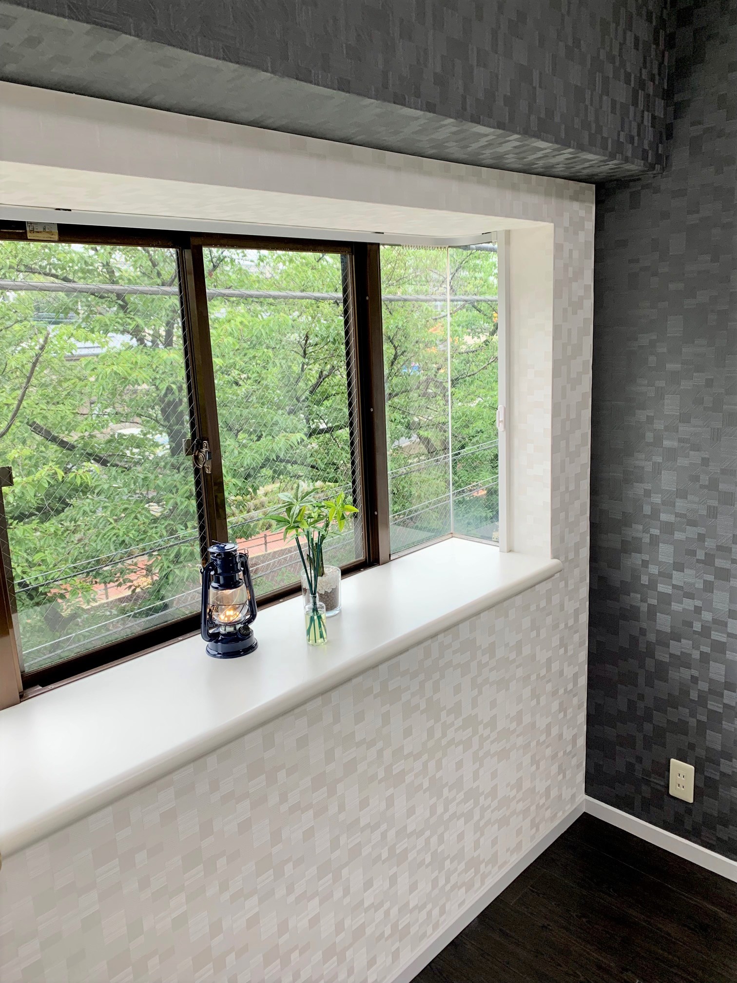 居室・リビング　出窓の外は、緑が広がり癒されます。春には室内で花見ができます