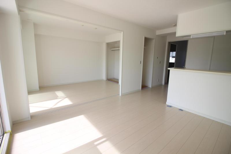 居室・リビング　明るいリビング