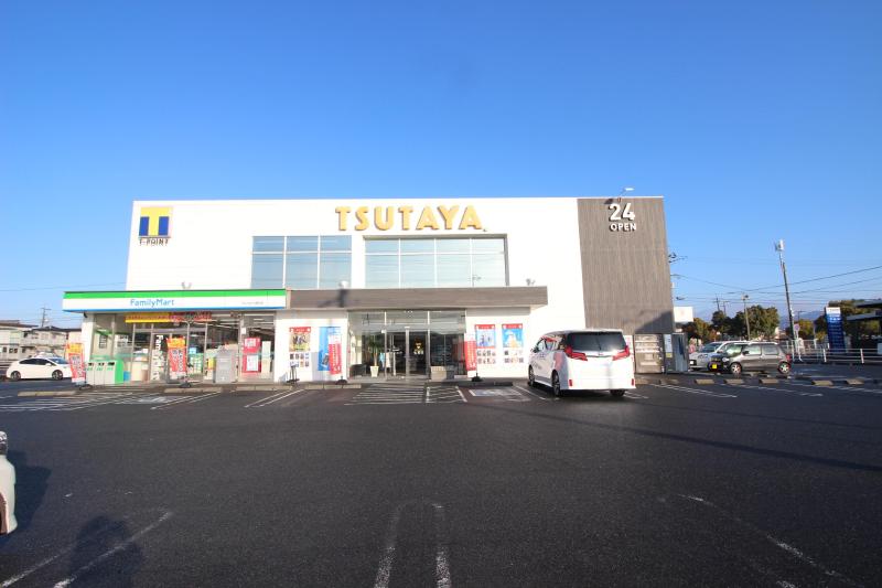 コンビニ　ファミリーマートとツタヤ（コンビニ）まで400m