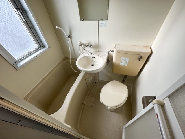 バス・シャワールーム　浴室に窓があり換気も楽々♪