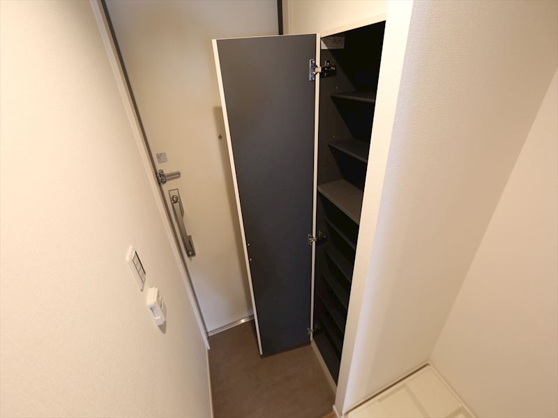 玄関　玄関　シューズボックス付（収納充実してます）　同仕様写真