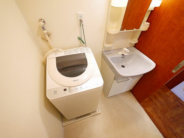 洗面設備　明るい洗面所です