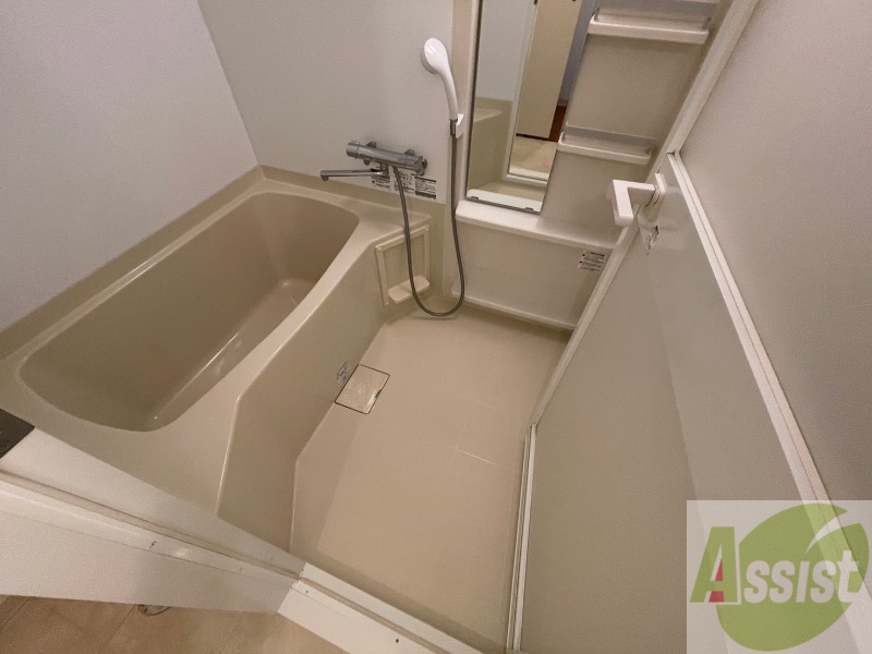 バス・シャワールーム　バスルームは狭すぎず、シャワーも浴びやすそうです。