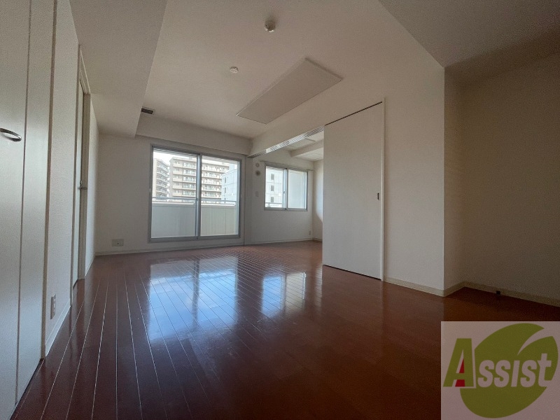 居室・リビング　白さが清潔感を出してくれます。お部屋も明るいですね。