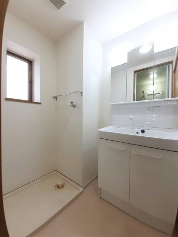 洗面設備　スペースが確保できる洗面所です