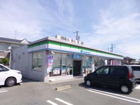 コンビニ　ファミリーマート伊勢おばた店（コンビニ）まで946m