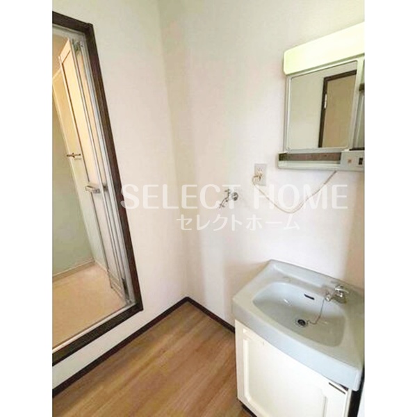 洗面設備　独立洗面化粧台が付いています