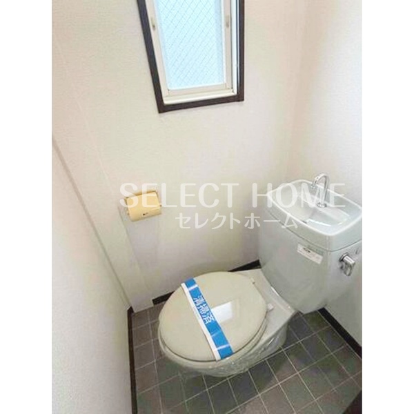 トイレ　落ち着いた色調のトイレです