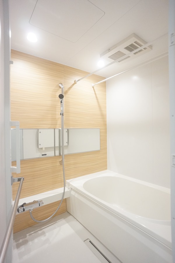 バス・シャワールーム　追焚き機能付給湯・浴室暖房乾燥機能付！