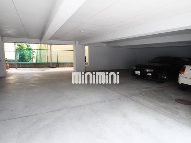 駐車場　屋根付き駐車場です。