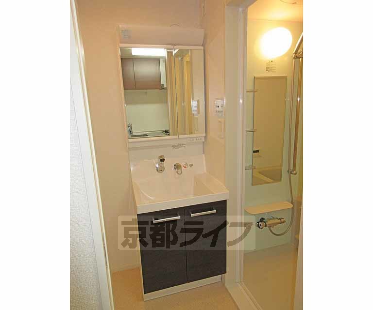 洗面設備　洗面台下も収納スペースです！