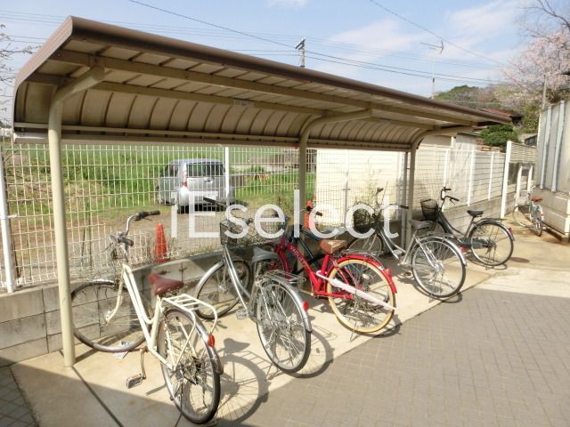 駐車場　屋根付きの駐輪場です。