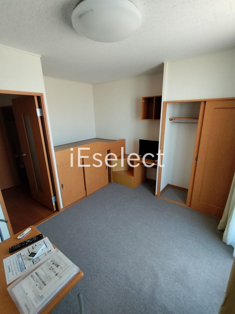 居室・リビング　１階はフローリング、２階以上はカーペット仕様