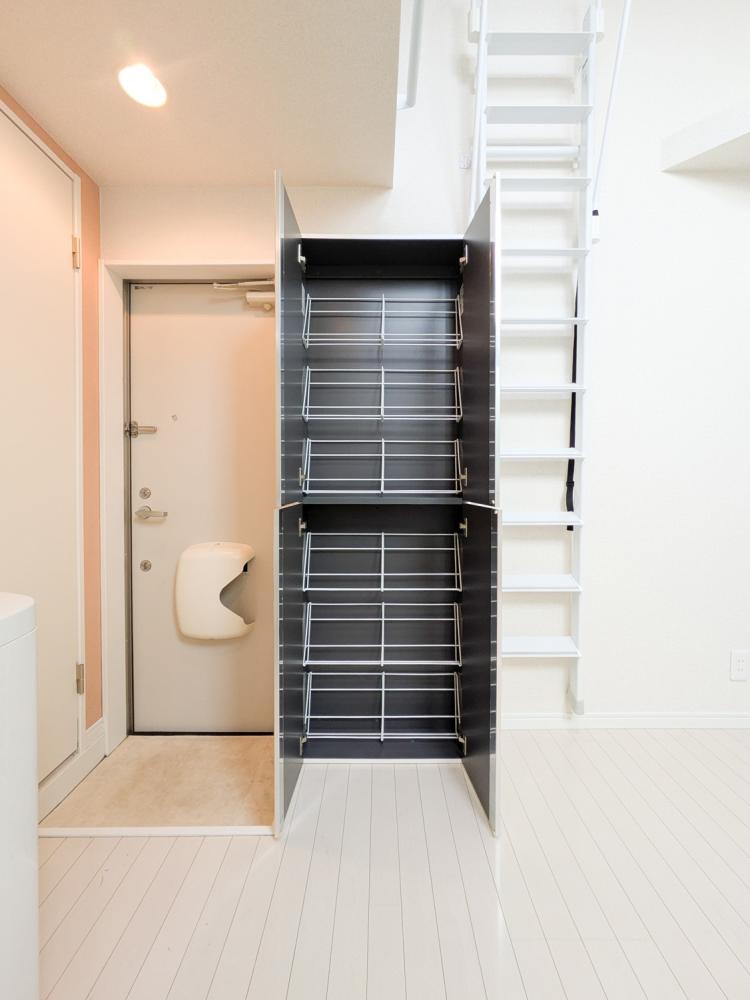 玄関　たっぷり収納シューズBOX写真は同物件他室