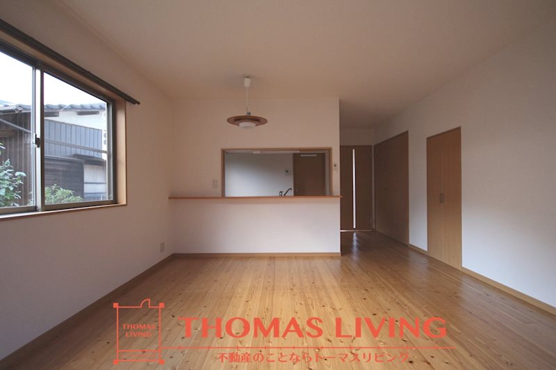 居室・リビング　広いリビングは日当たりも良く、温かいです。