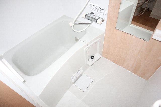 バス・シャワールーム　ゆっくり足をのばして入れます