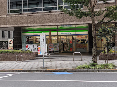 コンビニ　ファミリーマート半蔵門駅前店（コンビニ）まで252m