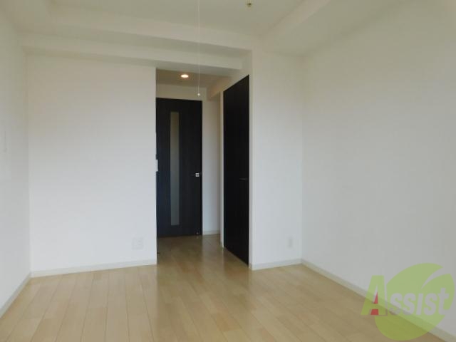 居室・リビング　フローリング貼りの室内です