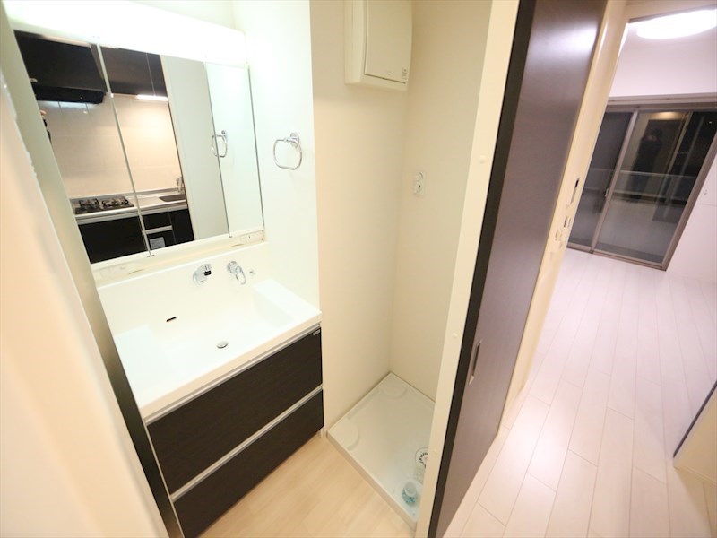 洗面設備　脱衣所　独立洗面台（シャンプードレッサー付）収納スペース有