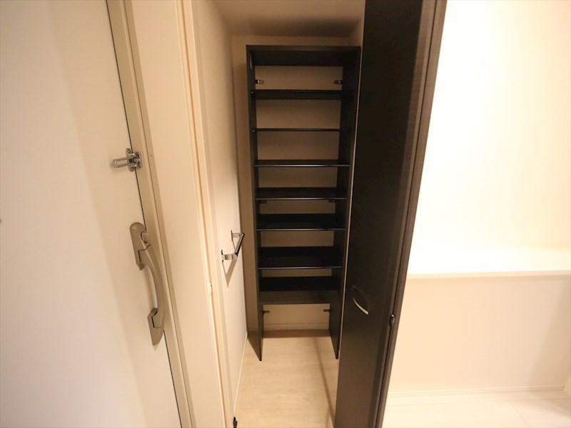 玄関　玄関　シューズクローク付（収納充実してます）